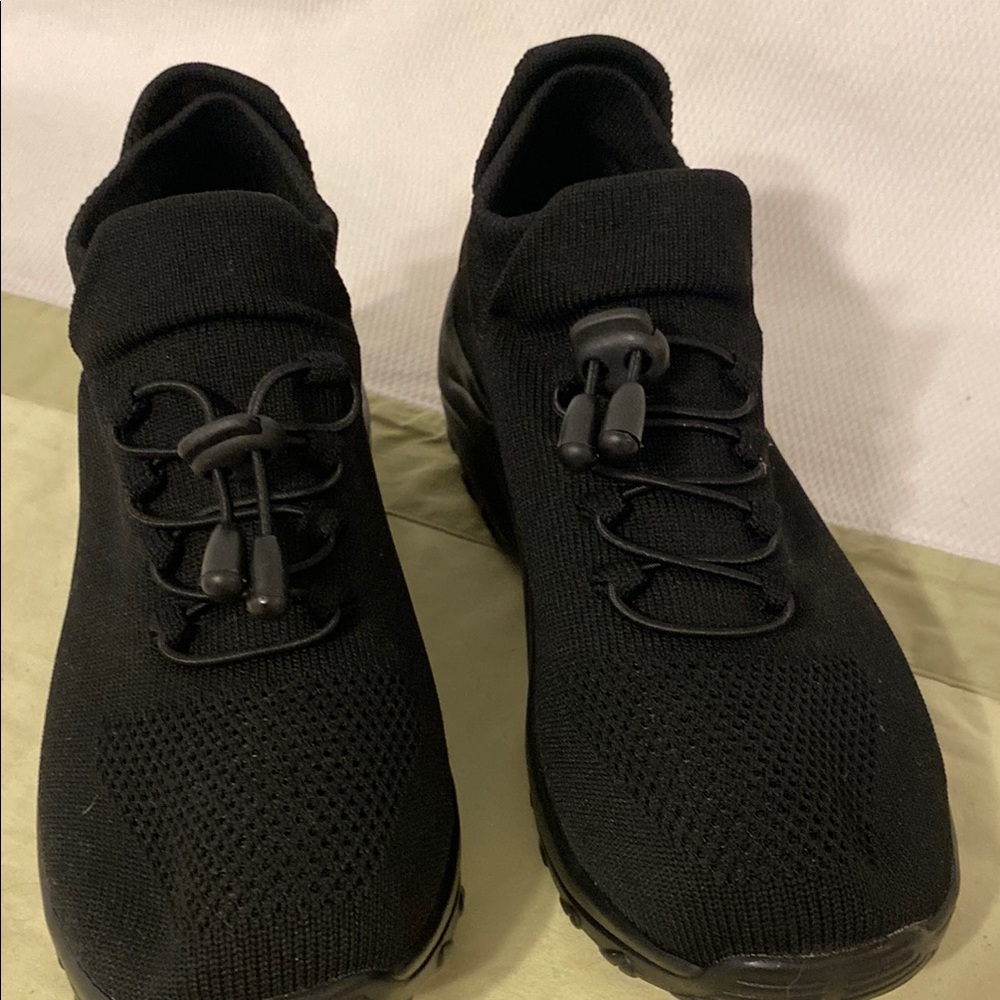 Women’s athletic shoes with no signs of wear. Fits like a 9.5